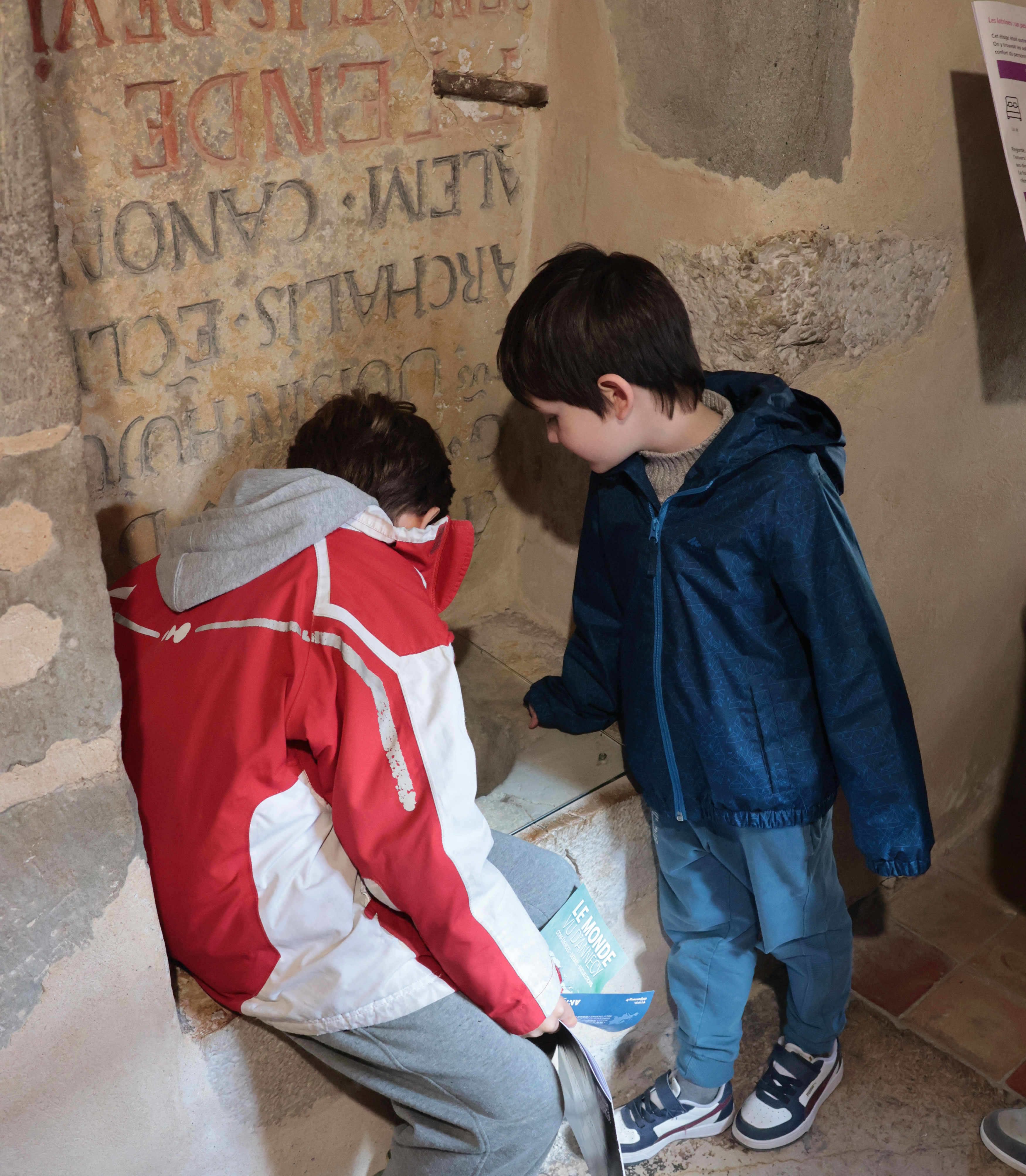 Les enfants cherchent le trésor caché au Palais de l'Île d'Annecy