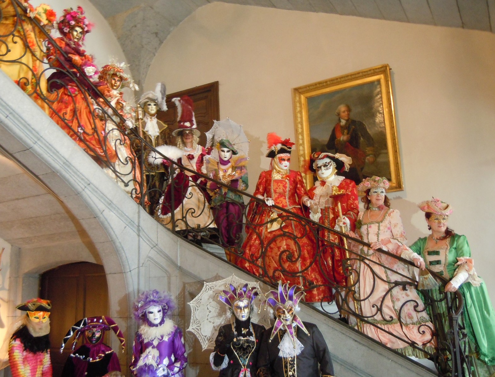 costumes_dans_l-escalier_du_vestibule_du_chateau.jpg