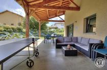 Grand Gîte "l'Amandier" - 15 personnes à Salles Arbuissonnas en Beaujolais dans le Rhône : salon de détente et table de ping-pong.