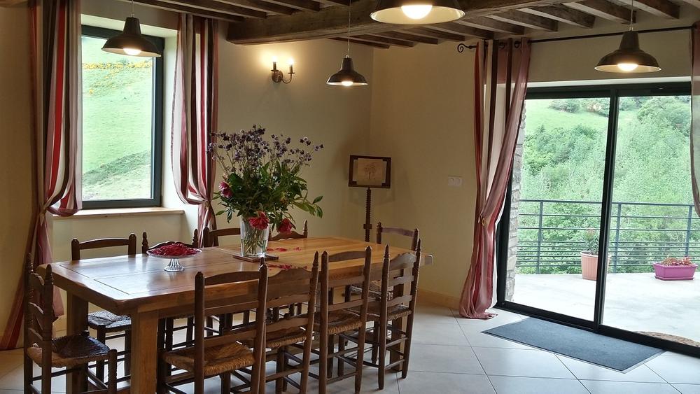 Gîte du Grand Peisselay à VALSONNE (Rhône - Beaujolais Vert) : la salle à manger.
