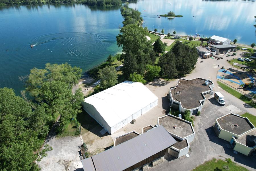 Vue aérienne du chapiteau avec vue lac Vue aérienne du chapiteau avec vue lac