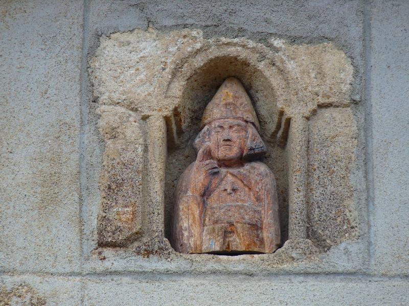 Saint Grelichon sculpture relative à la légende située dans une façade de la rue du même nom