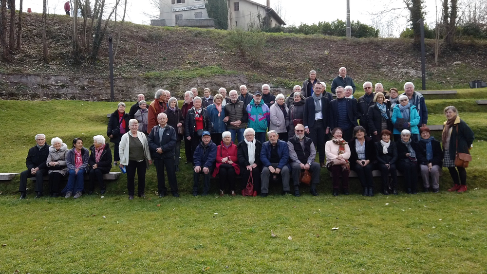 Des membres de l'association 'Le Royans d'hier et d'aujourd'hui' prennent une photo de groupe.