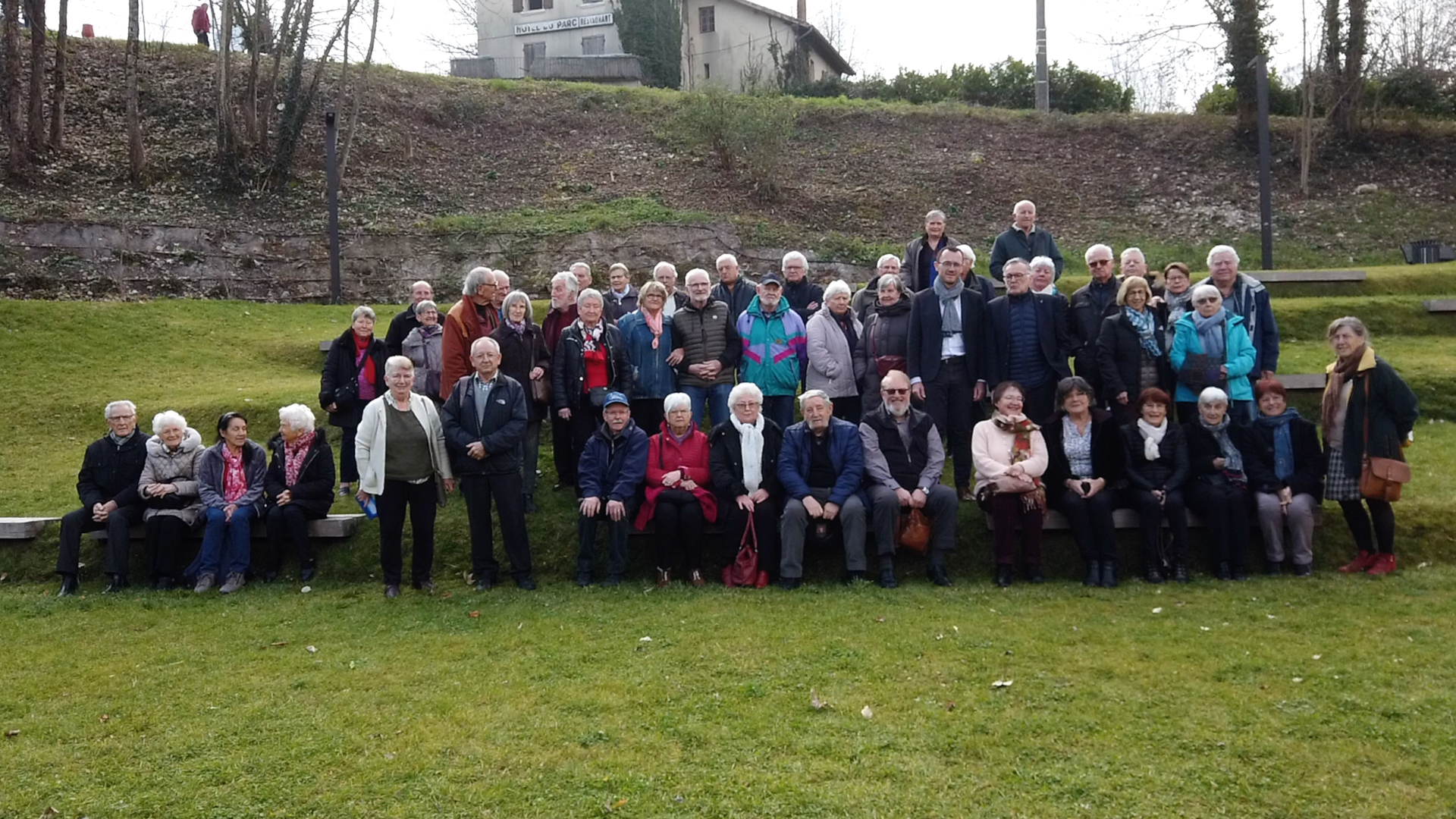 Des membres de l'association 'Le Royans d'hier et d'aujourd'hui' prennent une photo de groupe.