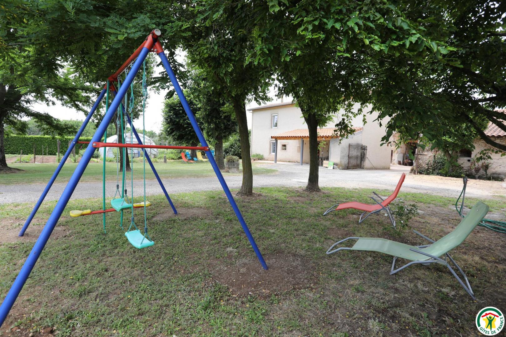 Parc arboré avec portique enfants