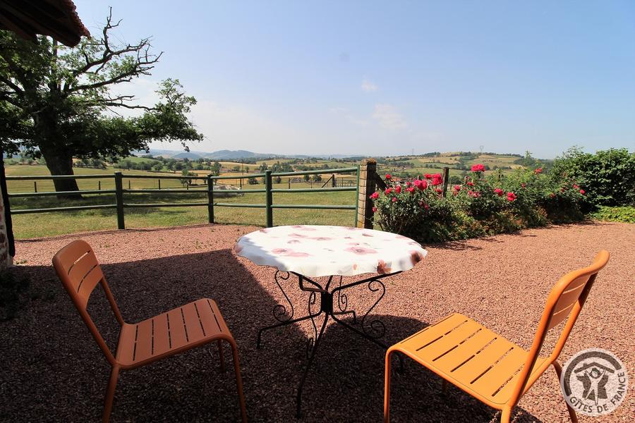 Chambres d\'hôtes \'La Ferme Fleurie\' à Thizy-Les-Bourgs, en Haut Beaujolais, dans le Rhône, proximité Roanne (42) et Lac des Sapins : Salon de jardin de la Chambre \