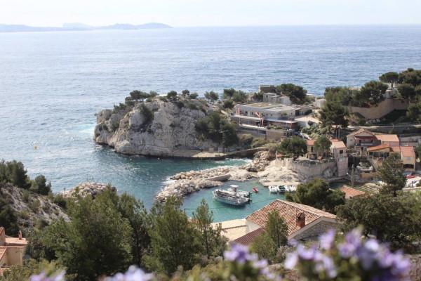 Catamaran dans la baie de Marseille. Départ l'Estaque