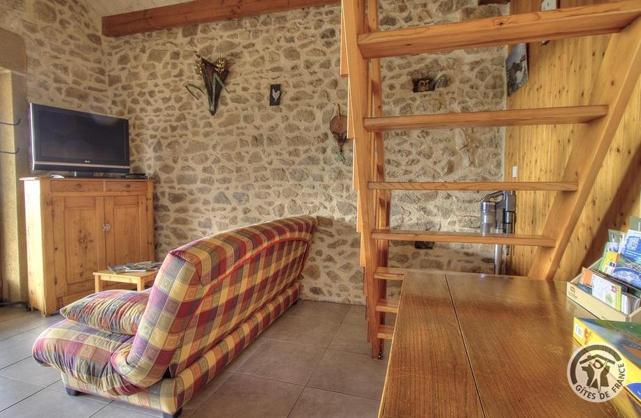 Gîte \'La Montagne\' à Thizy-les-Bourgs - La Chapelle de Mardore - proximité du Lac des Sapins, en Haut Beaujolais dans le Rhône : coin salon avec TV (rez-de-chaussée surélevé).