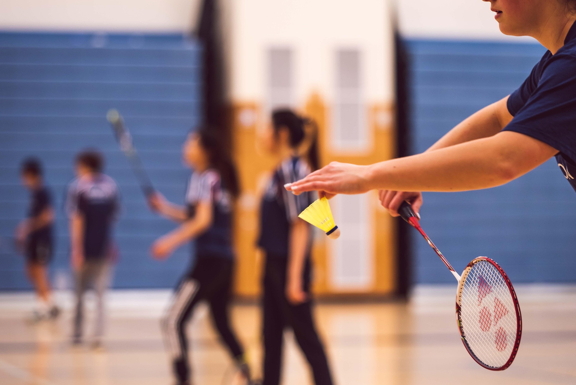 Joueuse de badminton avec raquette et volant
