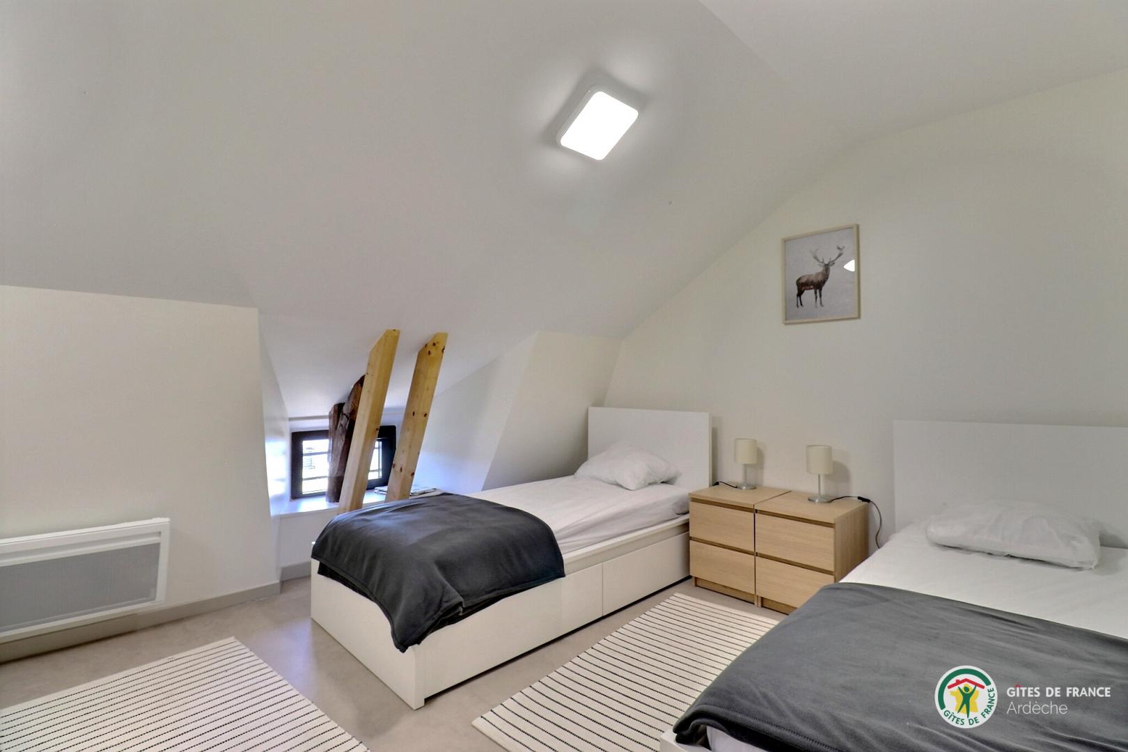 2e étage : chambre avec 2 lits en 90cm