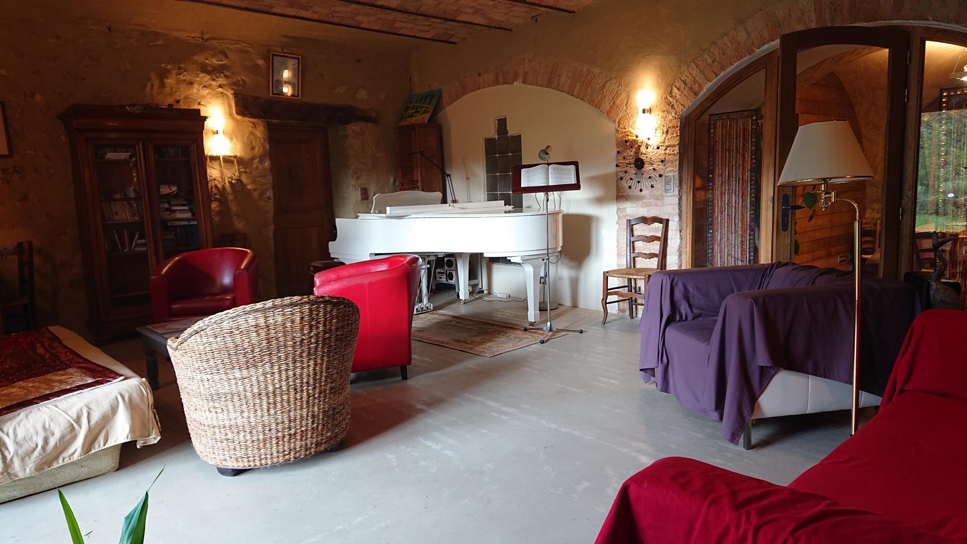 Le salon-atelier de musique (location du piano en option)