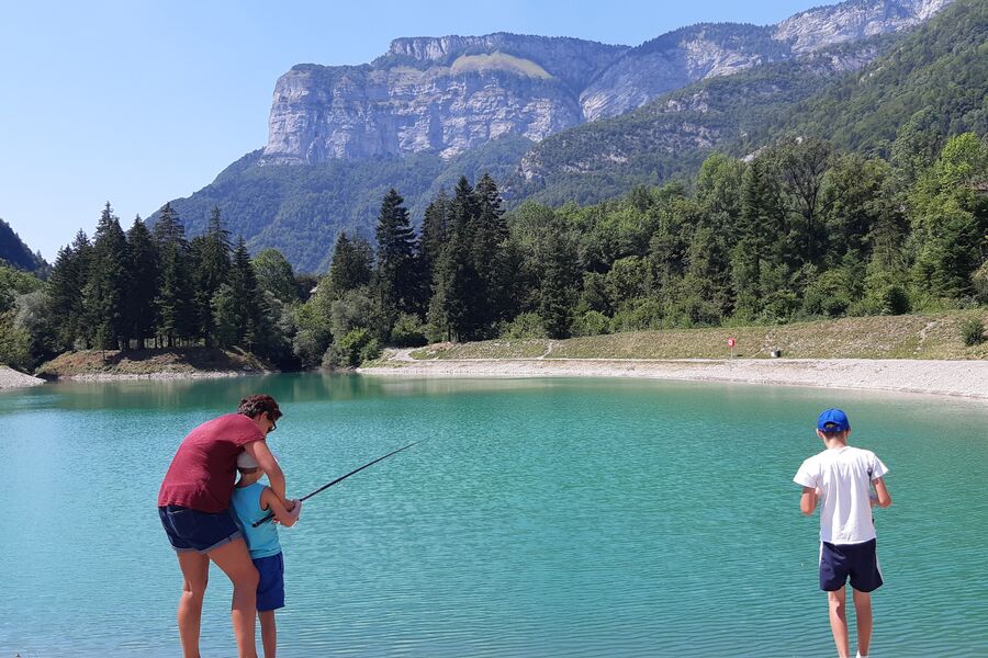 Actitivté pêche labellisée Famille Plus au lac de Thuy à Thônes
