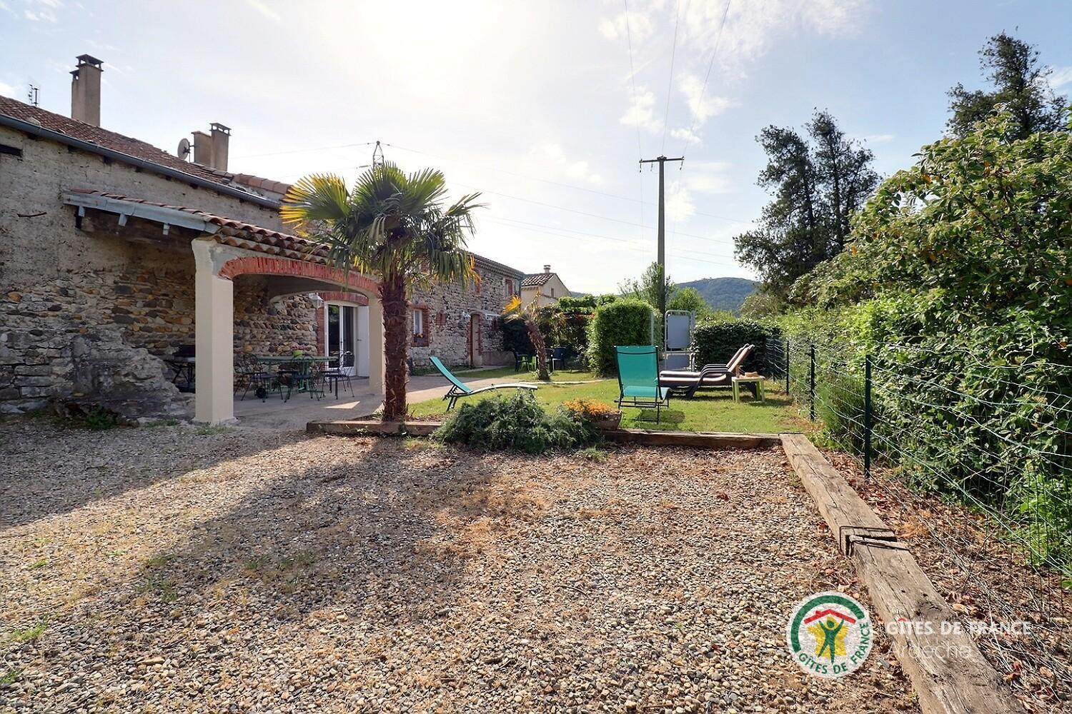 Terrain de pétanque dans le jardin