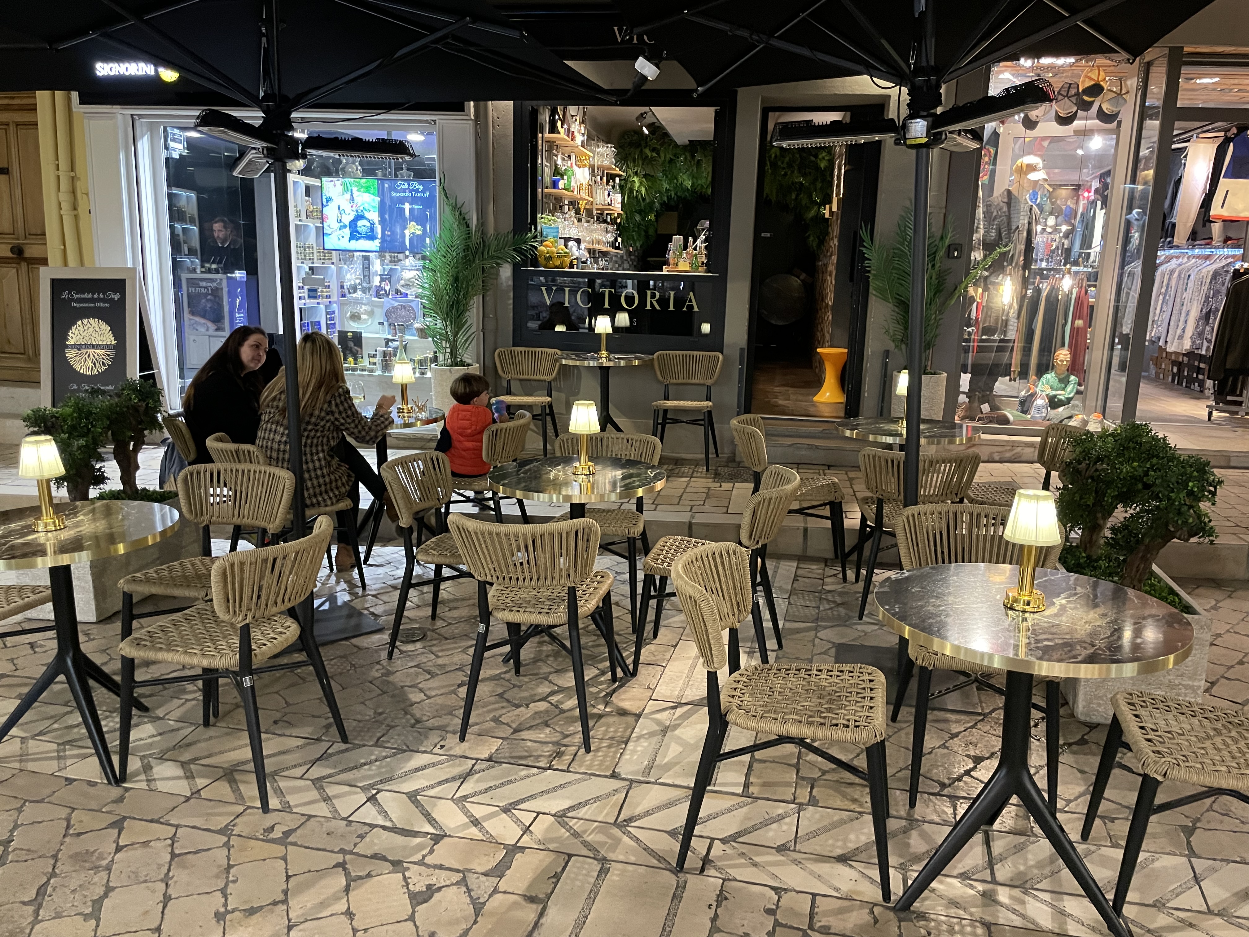 VICTORIA CASSIS - Bar à Champagne, vins, café & cocktails - photo 3