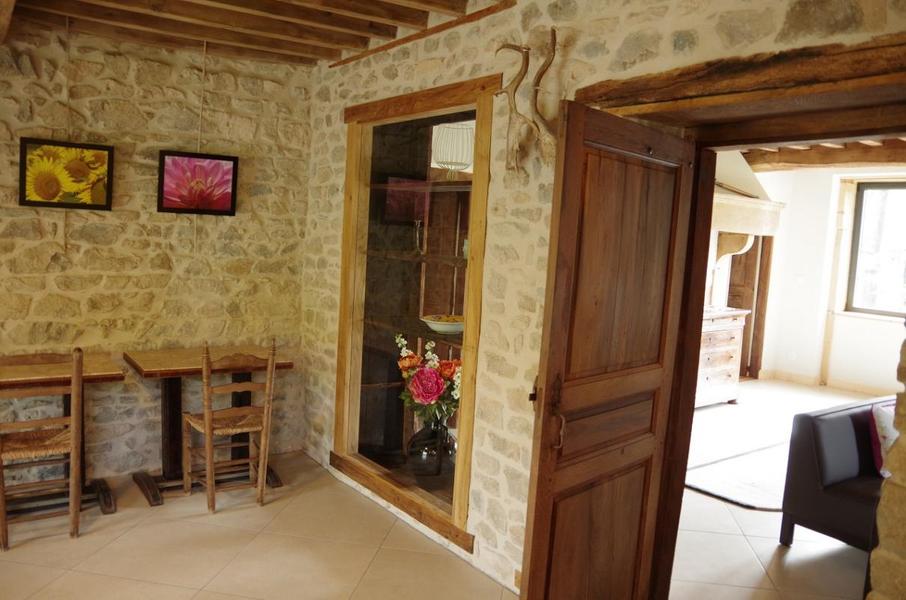Gîte du Grand Peisselay à VALSONNE (Rhône - Beaujolais Vert) : salle à manger, accès salon.