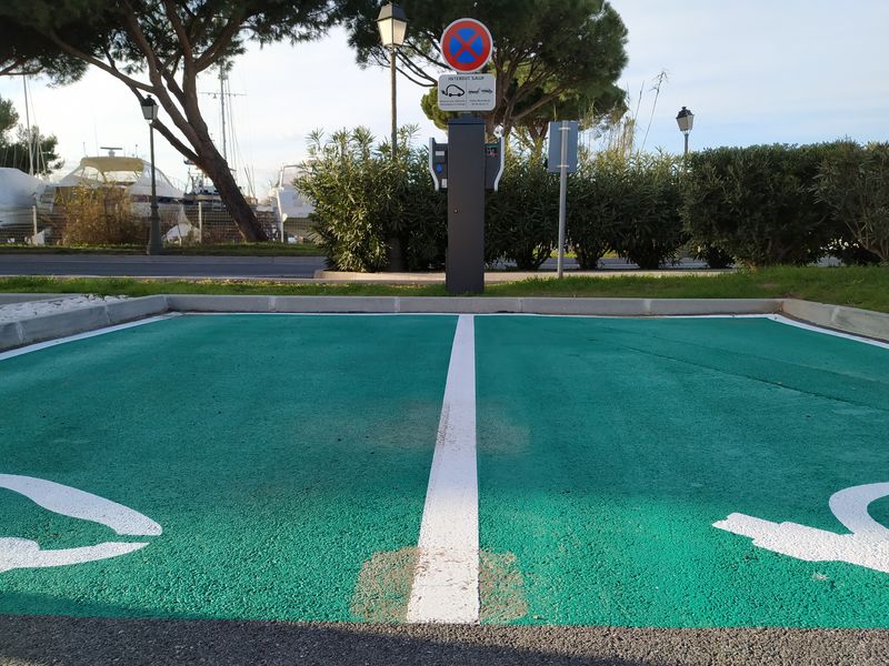 Borne électrique des Marines de Gassin