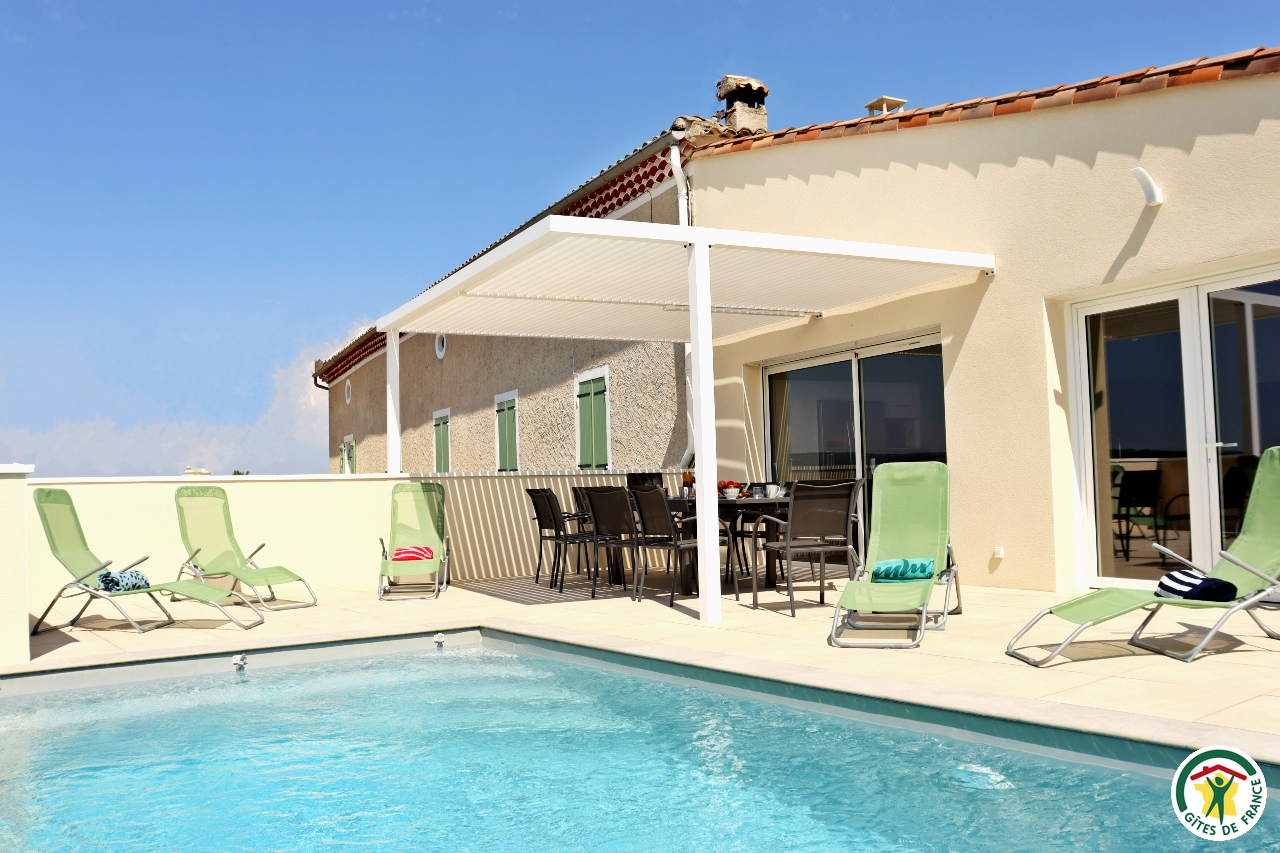 Terrasse et piscine privative, avec bains de soleil, pergola et barbecue plancha