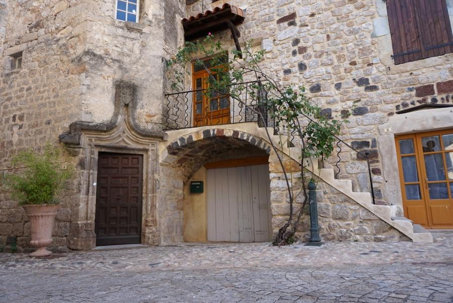 Thueyts - Porte de la tour Pouget ©Maëva-Lopez Thueyts - Porte de la tour Pouget ©Maëva-Lopez