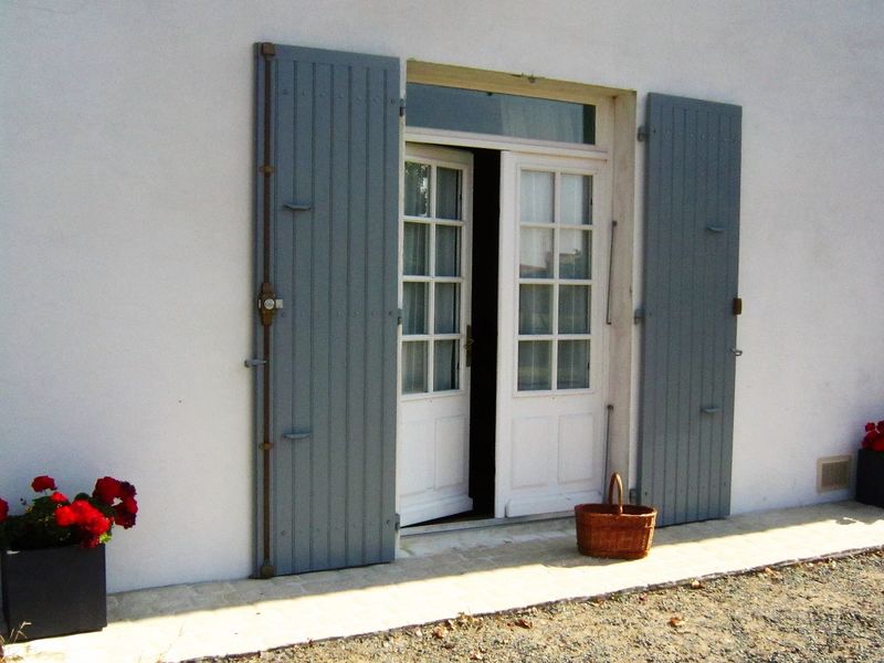 Independent entrance door