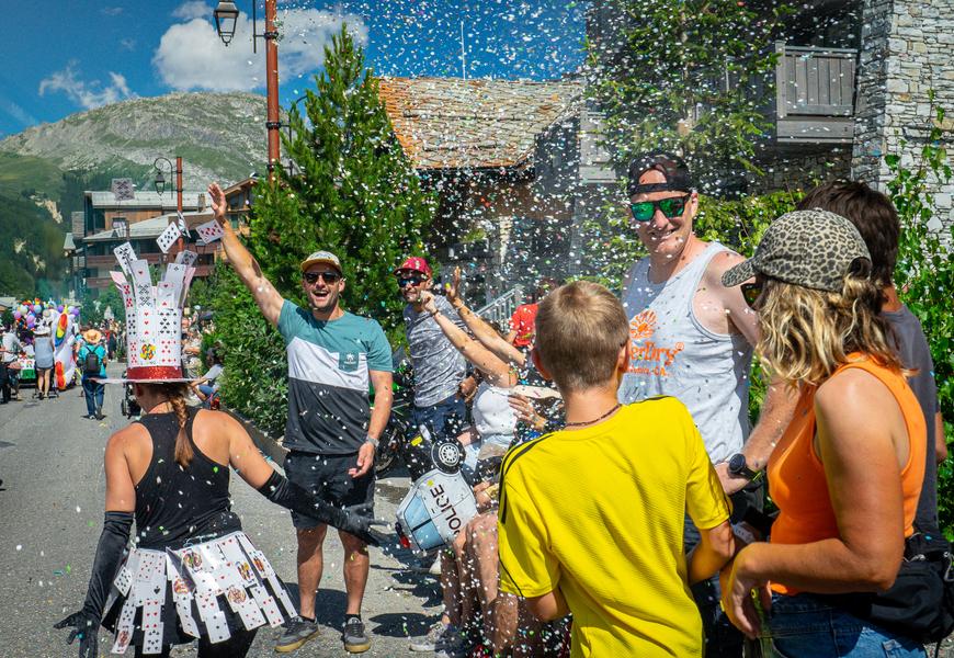 Ambiance à la Fête du Vieux Val de Val d'Isère en été