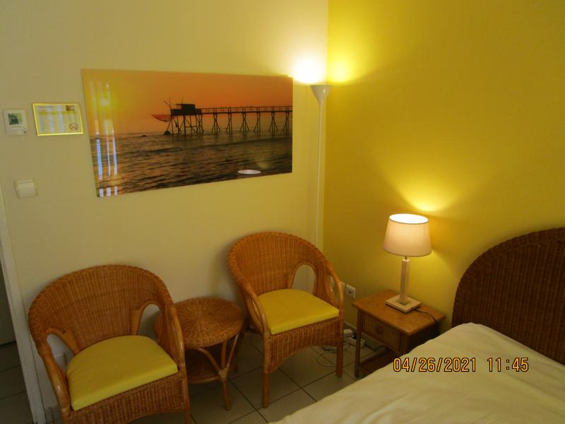 Table basse et chaises dans la chambre brune