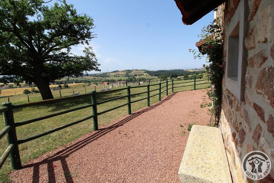 Chambres d\'hôtes \'La Ferme Fleurie\' à Thizy-Les-Bourgs, en Haut Beaujolais, dans le Rhône, proximité Roanne (42) et Lac des Sapins : autre espace de repos à disposition des hôtes.