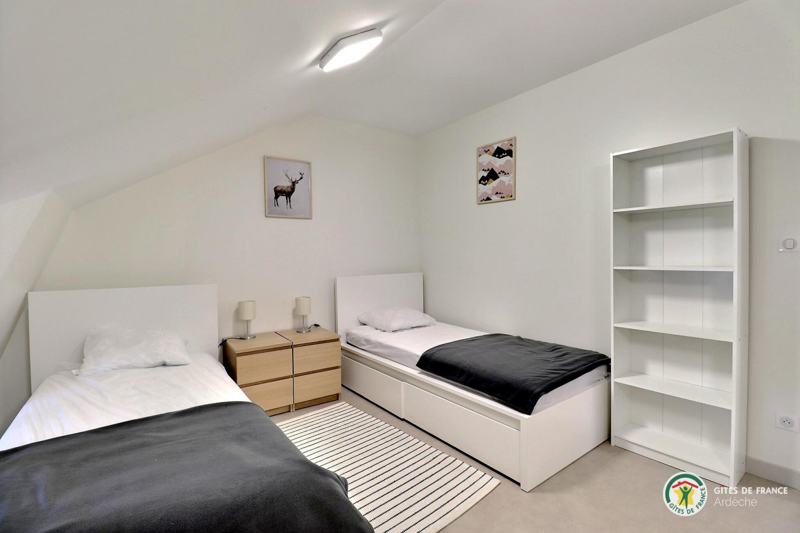 2e étage : chambre avec 2 lits en 90cm