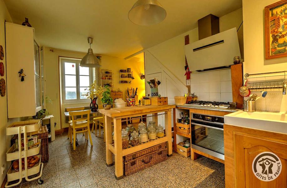 Gîte / Maison de Vacances \'La Maison d\'Ida\' à Meaux la Montagne (Rhône, Beaujolais Vert, proximité du Lac des Sapins) : la cuisine équipée au rez-de-chaussée.
