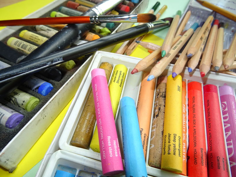 Palette de couleurs. Crayons, pastels et pinceaux prêts à l'utilisation pour créer !