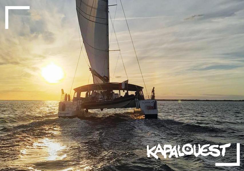 À lheure du coucher du soleil à bord de Kapalouest