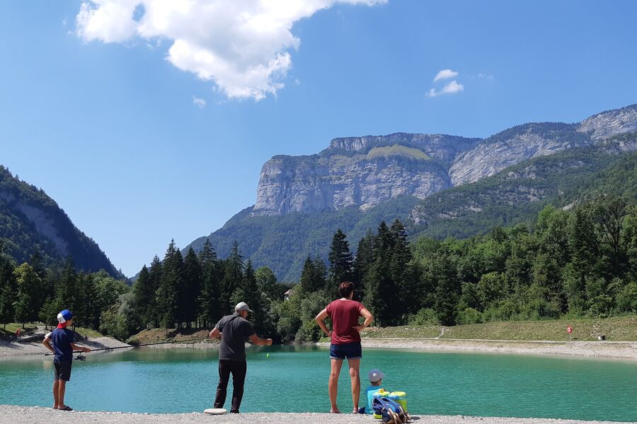 Pêche de truite encadrée par des bénévoles de l'association de pêche au lac de Thuy à Thônes