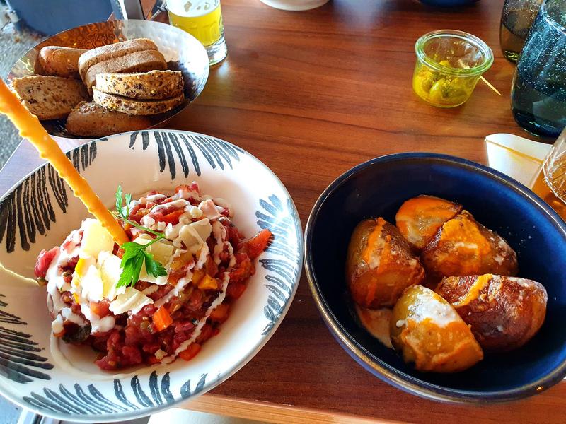 Un tartare de boeuf, des pommes de terre et du pain