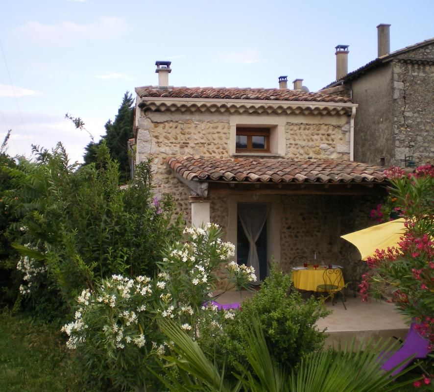 Entrée du gîte avec terrasse couverte