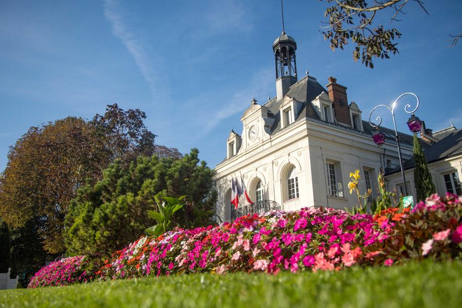 Vue sur la façade de la Mairie de Bry 