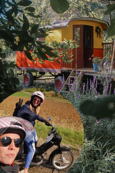 roulotte tzigane et Mobylette au gite champetre drome marsanne