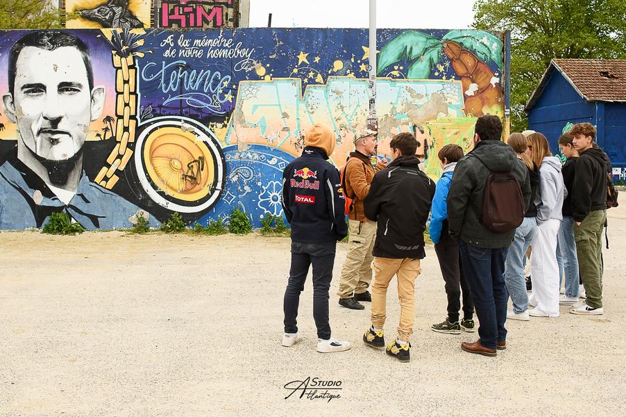Le guide et un groupe devant une fresque représentant un homme "Terence",