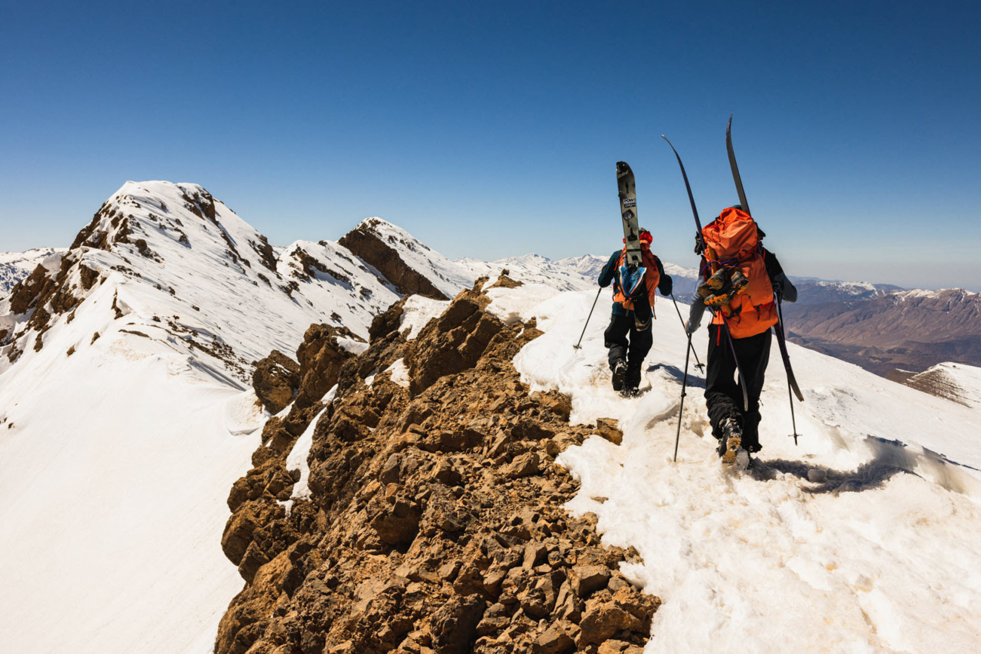 alpinistes sur une crête enneigée