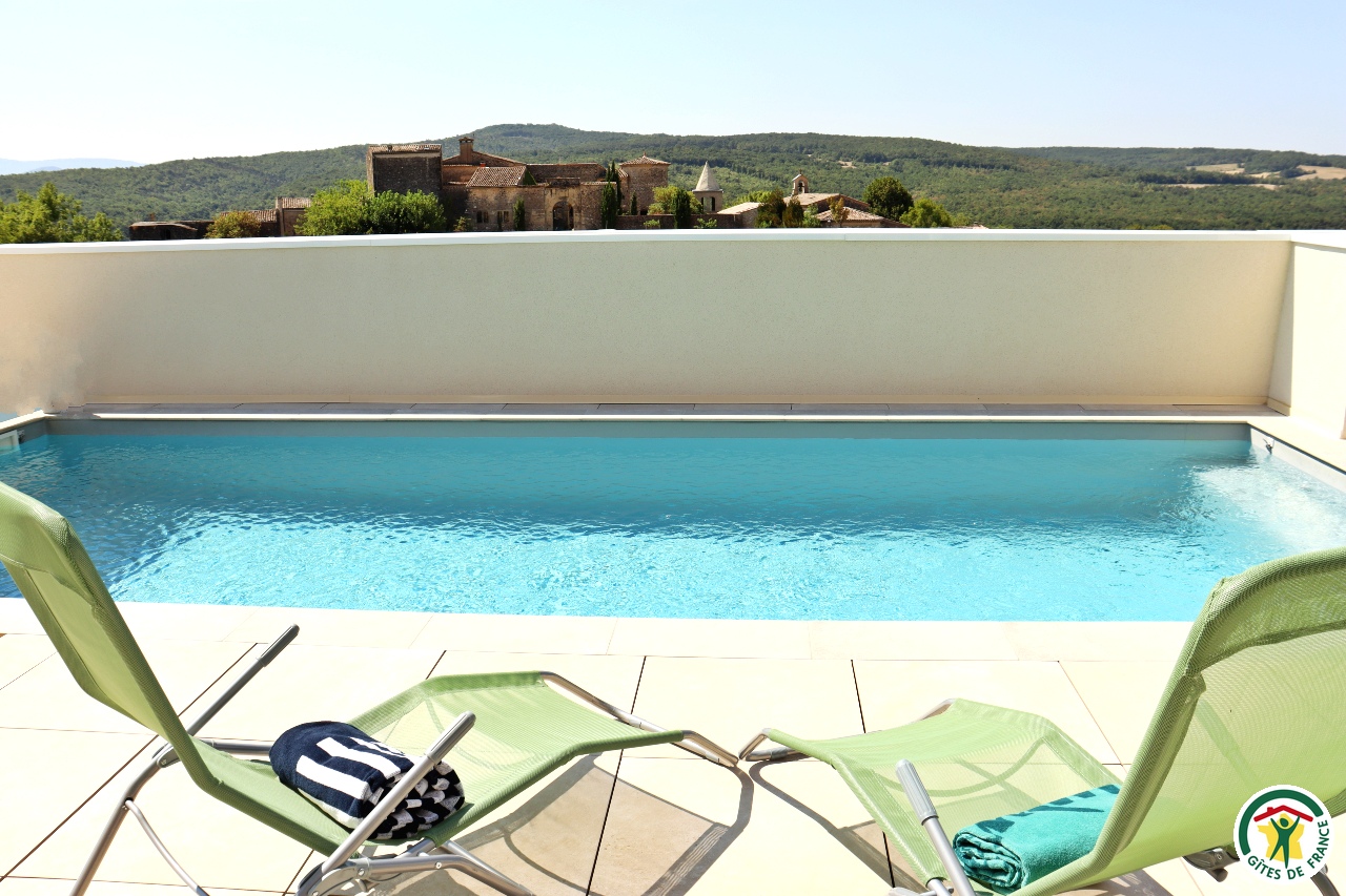 Piscine privée avec vue sur le château village d'Autichamp.