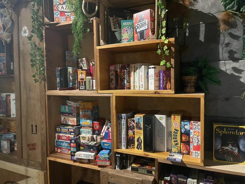 Un coin de la ludithèque avec des jeux de société rangés