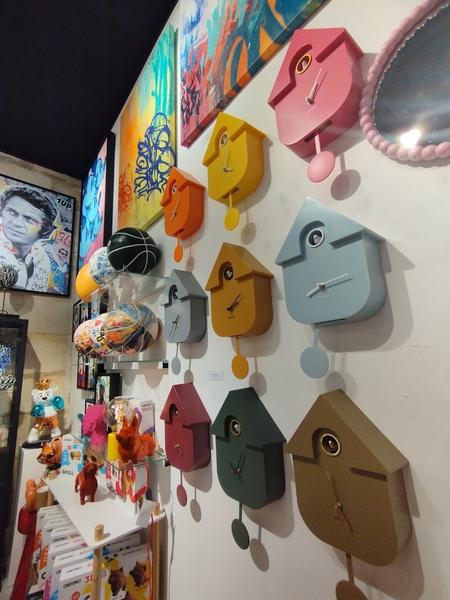 Des objets de décoration accrochés au mur.