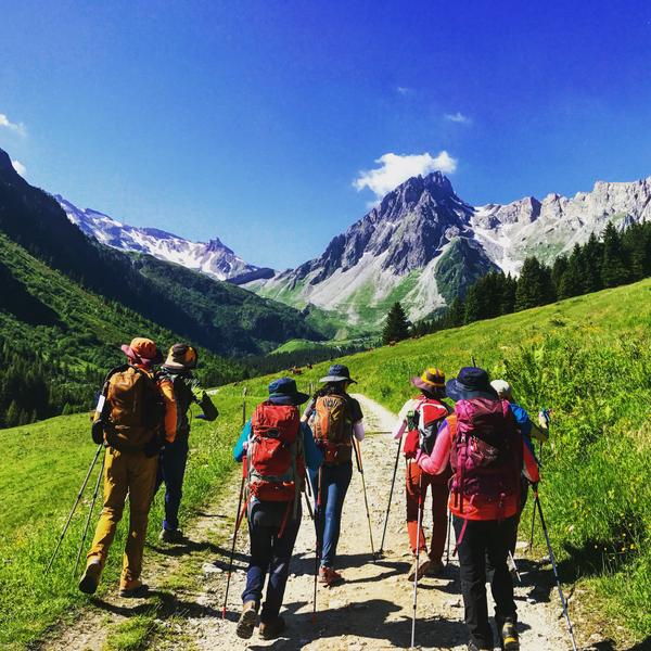 Randonneurs en montagne l'été.