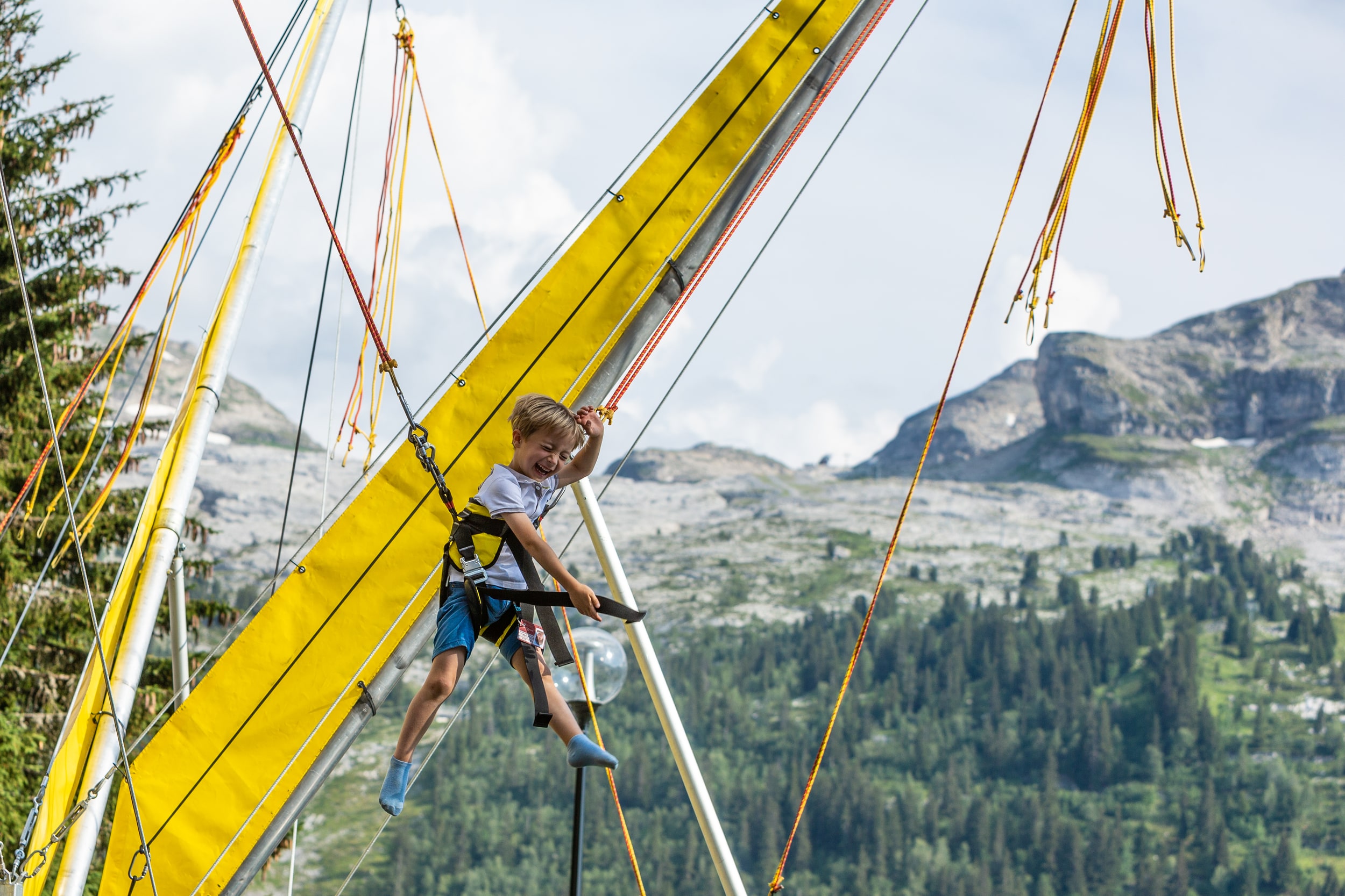 Un petit garçon faisant de l'Élasto-Bungee