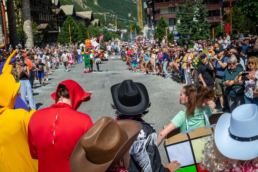 Ambiance à la Fête du Vieux Val de Val d'Isère en été