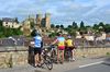 Cité médiévale en Bocage - variante par Saint-Menoux Cyclos devant la forteresse de Bourbon l'Archambault Ⓒ Louis Holder