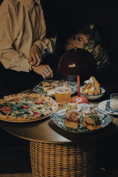 Pizzas, assiette de partage, bar zitto, restaurant port de nice, évènement anniversaire bar 