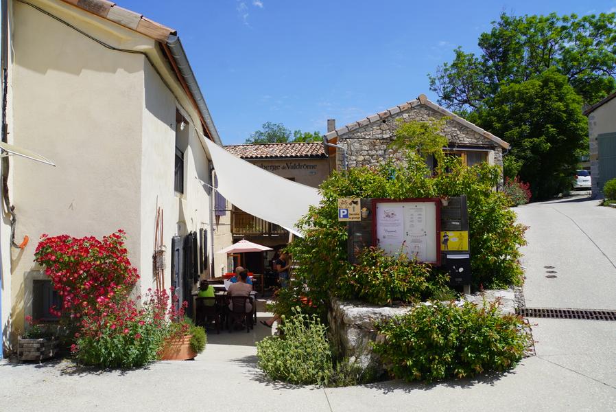 Entrée Auberge de Valdrôme avec terrasse
