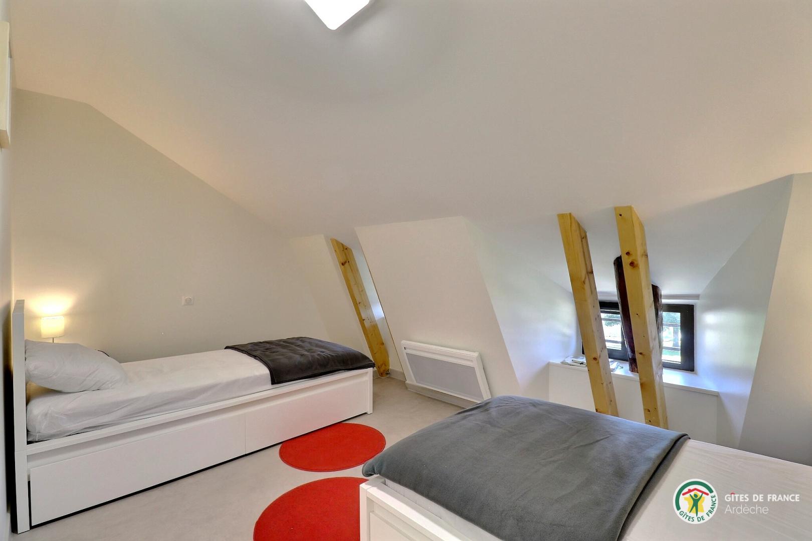 2e étage : chambre avec 2 lits en 90cm