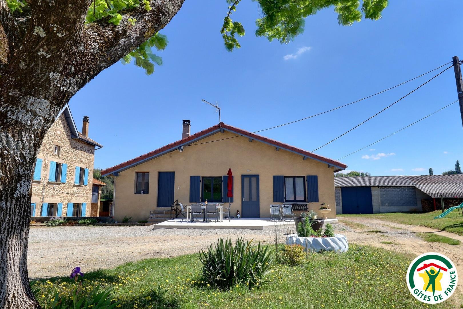 Le gîte et la maison des propriétaires sur la gauche