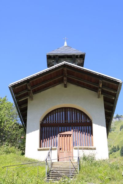 facade-chapelle-annuit-hauteluce-ete