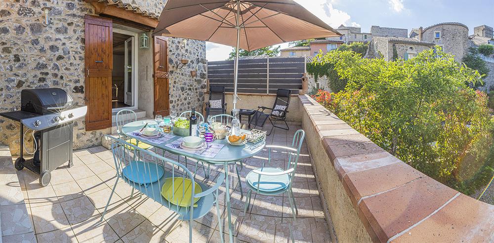 La terrasse devant la maison